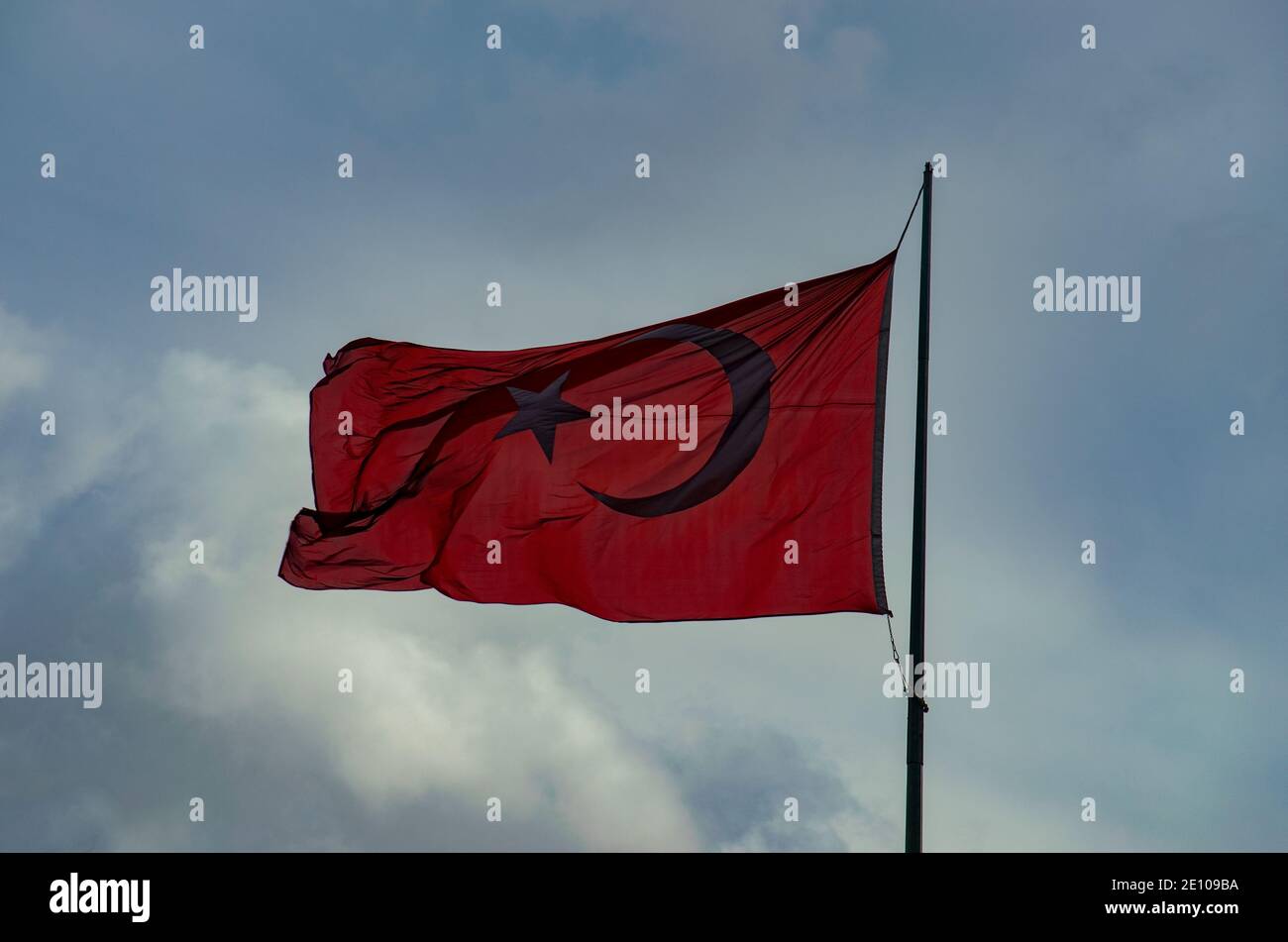 Blauer Himmel, plätschernde Flagge türkei Stockfoto