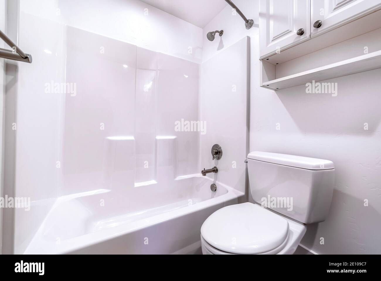 WC und eingebaute Badewanne in Side Wohn-Badezimmer mit Saubere weiße Wand Stockfoto