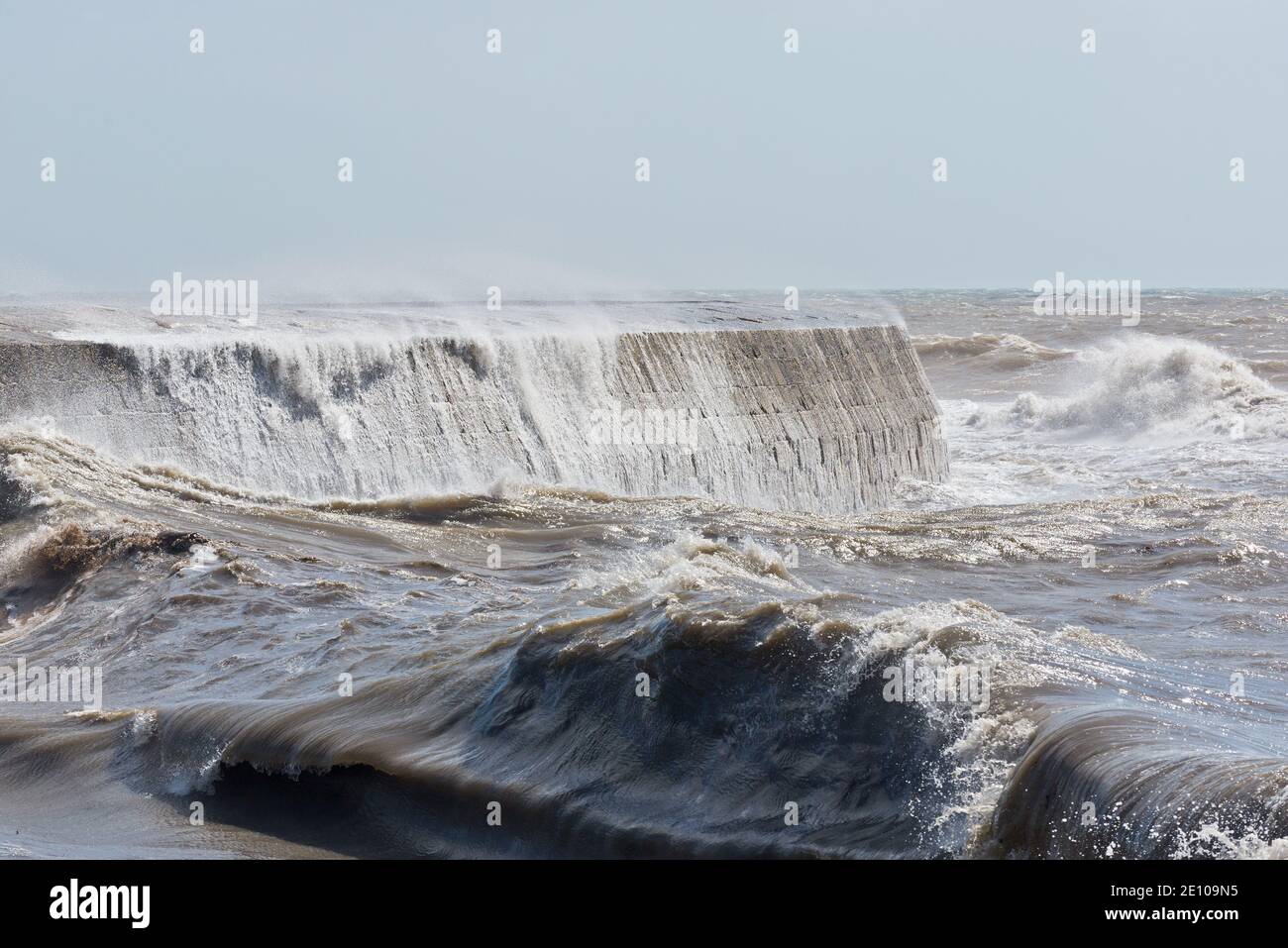 Sturm Francis schlagen die Cobb bei Lyme Regis in Dorset, England Großbritannien im August 2020 und senden Wellen krachen über die Ufermauern. Stockfoto