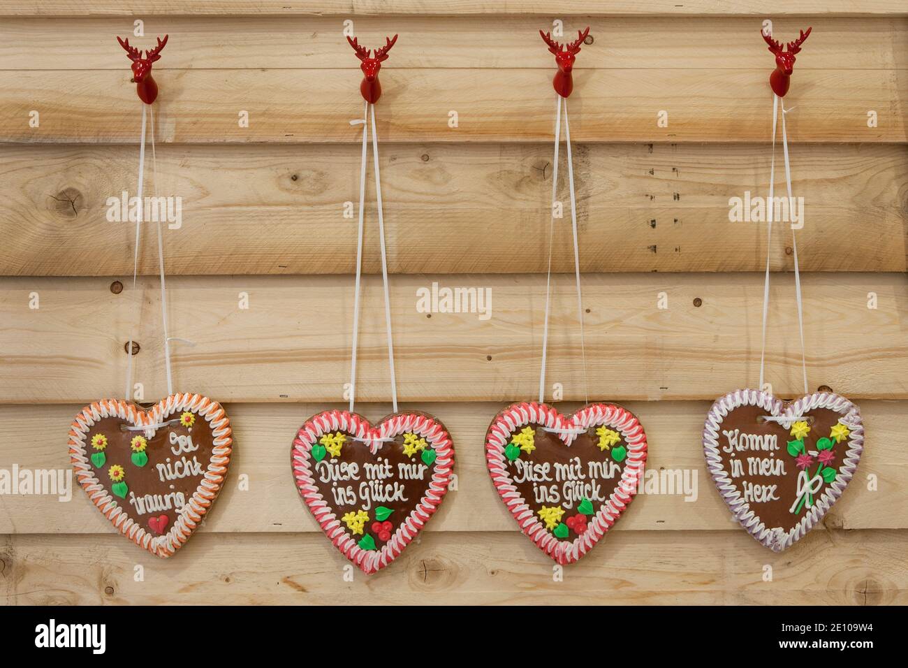 Typisch deutsche Lebkuchenherzen mit Liebesbotschaften gemacht Stockfoto