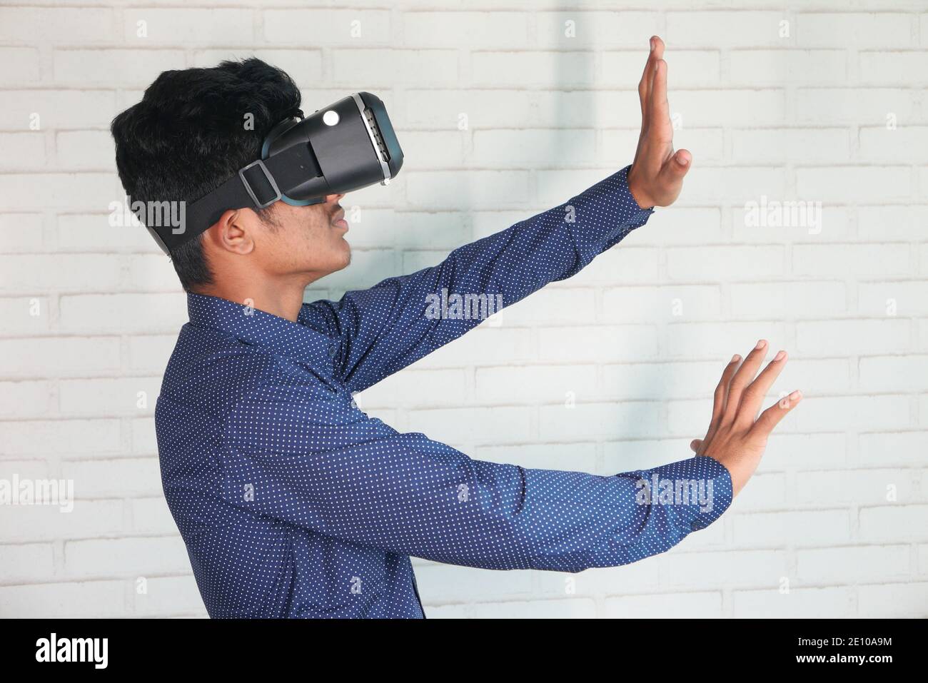 Junger Mann mit Virtual-Reality-Headset, VR-Box. Stockfoto