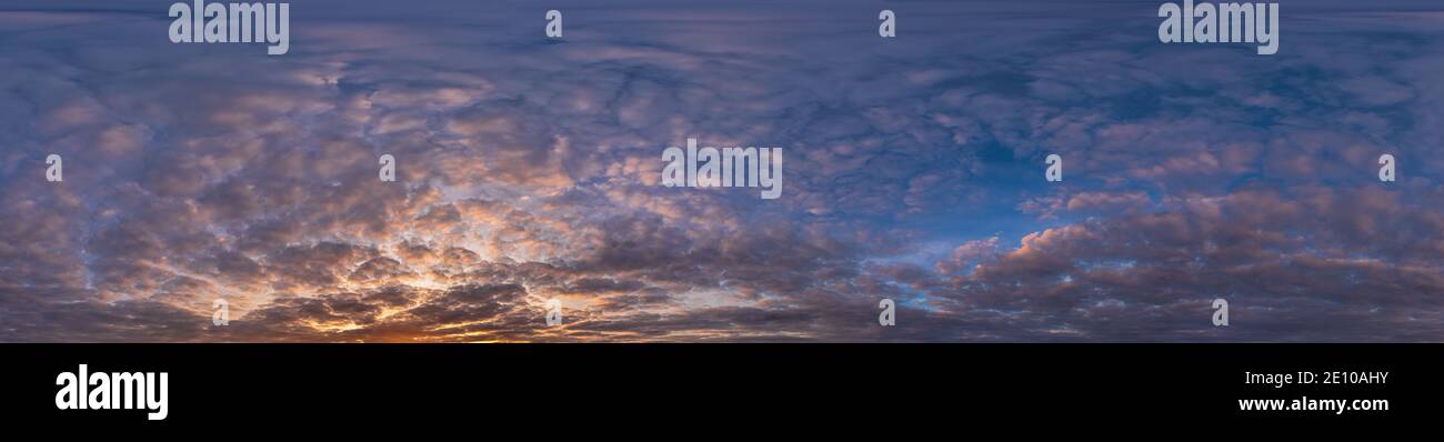 Golden Sunset Sky Panorama Nahtloses sphärisches, gleicheckiges 360-Grad-Panorama mit schönen Stratocumulus-Wolken, untergehende Sonne - für den Einsatz in 3D Stockfoto