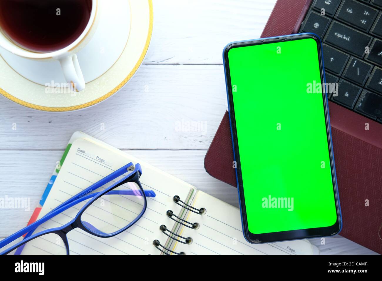 Ansicht von oben von Smartphone, Laptop und Notizblock auf dem Tisch Stockfoto
