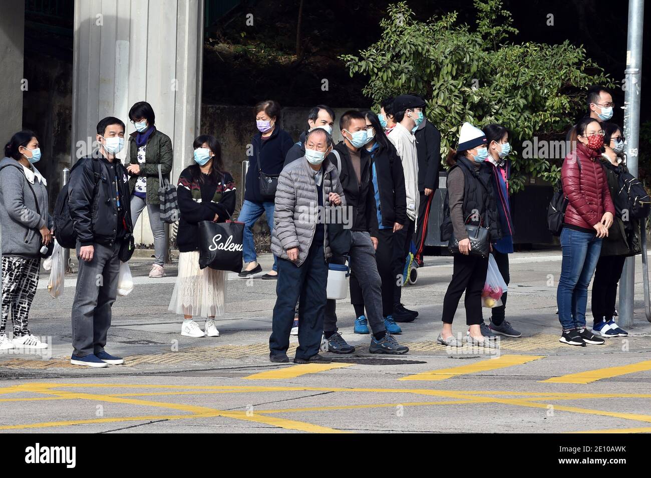 Hongkong, China. Januar 2021. Menschen mit Gesichtsmasken gehen auf einer Straße in Hongkong, Südchina, 3. Januar 2021. Hongkongs Zentrum für Gesundheitsschutz meldete am Sonntag 41 weitere bestätigte Fälle von COVID-19, was sich auf 8,964 annahm. Die neuen Fälle umfassten 40 lokale Infektionen, mit 16 Fällen unbekannter Herkunft. Kredit: Lo Ping Fai/Xinhua/Alamy Live Nachrichten Stockfoto