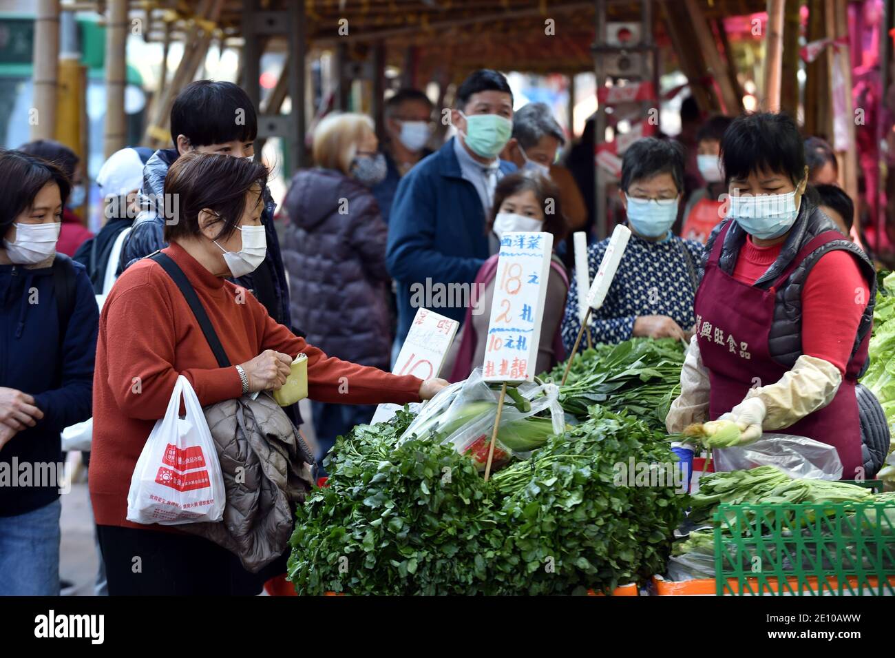 Hongkong, China. Januar 2021. Kunden mit Gesichtsmasken kaufen Gemüse in einem Geschäft in Hongkong, Südchina, 3. Januar 2021. Hongkongs Zentrum für Gesundheitsschutz meldete am Sonntag 41 weitere bestätigte Fälle von COVID-19, was sich auf 8,964 annahm. Die neuen Fälle umfassten 40 lokale Infektionen, mit 16 Fällen unbekannter Herkunft. Kredit: Lo Ping Fai/Xinhua/Alamy Live Nachrichten Stockfoto