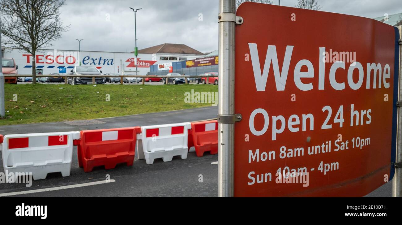 Eine Filiale von Tesco Extra, dem außerstädtischen Supermarkt von Großbritanniens führendem Supermarkt Tesco Plc Stockfoto