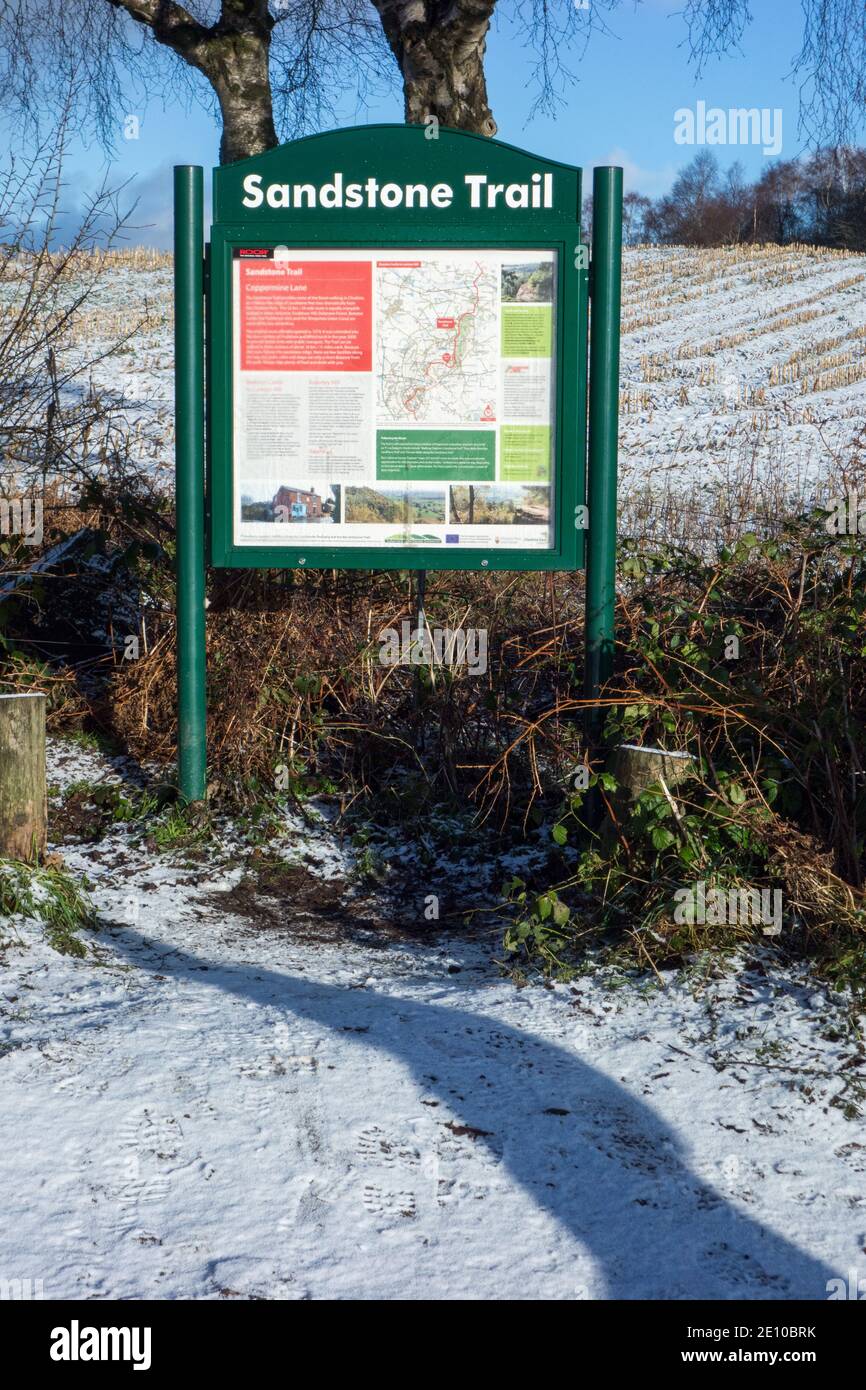 Informationstafel auf dem Sandstein Trail in Coppermine Lane an Bickerton Hills Cheshire ein langer Weg im Winter danach Schnee Stockfoto