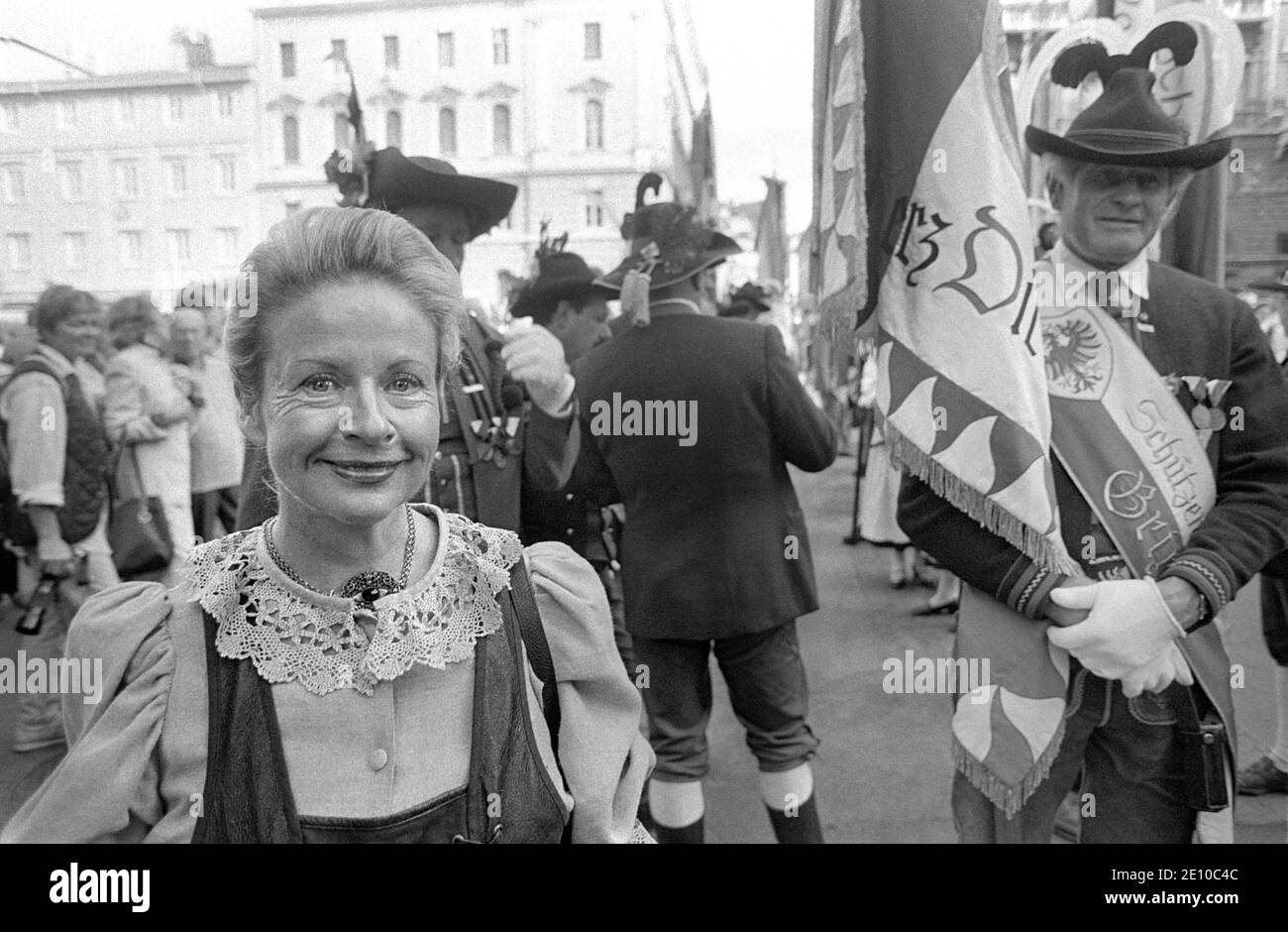 Am 5. Oktober 1997 wird in Triest, italienische Stadt, aber lange unter der österreichisch-ungarischen Monarchie, das Denkmal, im Jahre 1921 entfernt, an Prinzessin Elisabeth von Österreich "Sissi", Frau von Kaiser Franz Joseph. Für den Anlass versammelt eine große Anzahl von Nostalgikern und Fans des Reiches, mit Uniformen und Vintage-Kleidung. Stockfoto