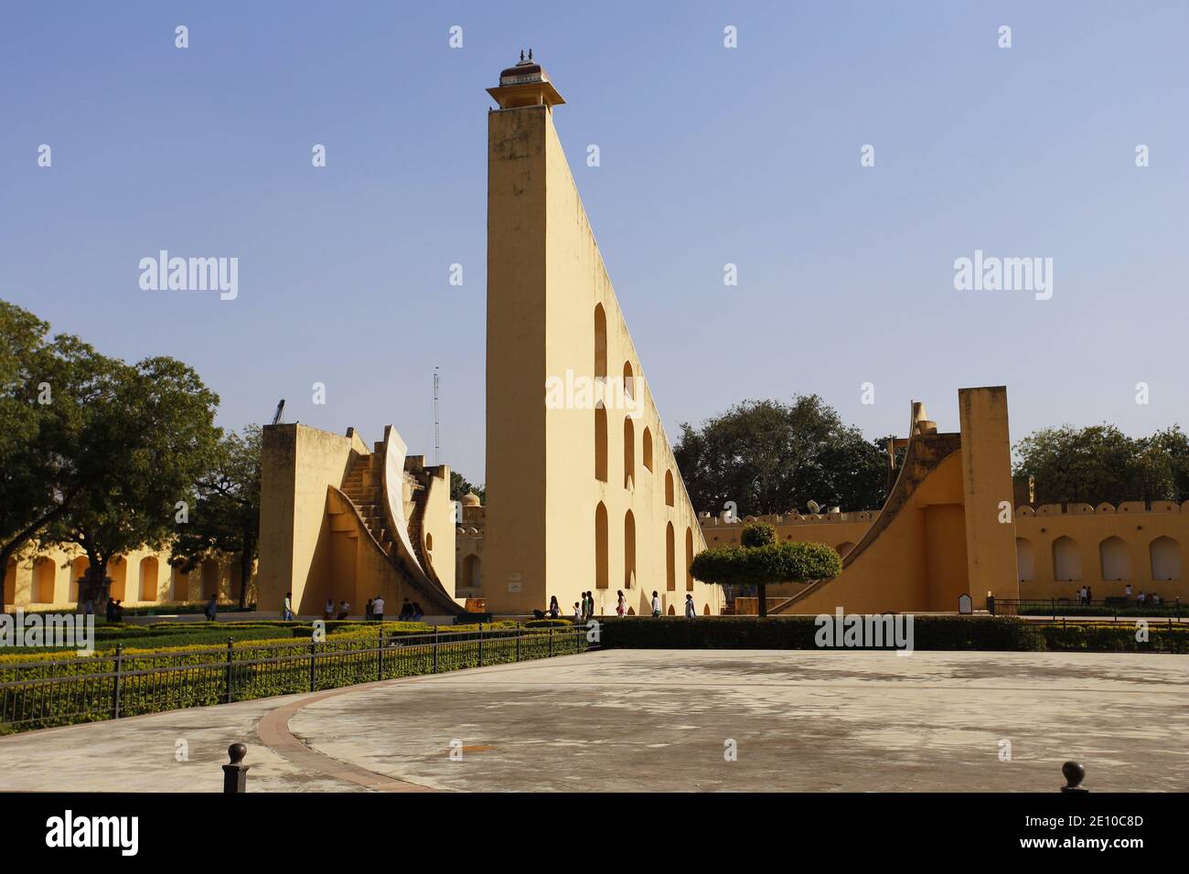 Vrihat Samrat Yantra (die größte Sonnenuhr der Welt) ein astronomisches Instrument in Jantar Mantar, Jaipur, Indien, gebaut von Sawai Jai Singh II, der Gießerei Stockfoto