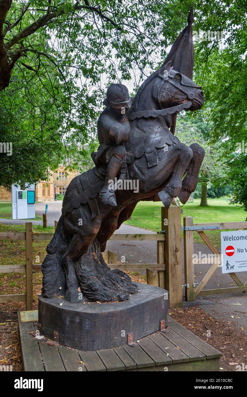 Ritter auf einem Pferd Holzskulptur auf dem Gelände der Delapré Abbey, Northampton, East Midlands, Großbritannien. Stockfoto