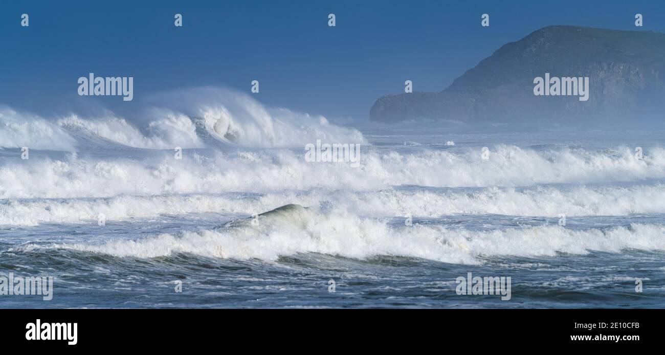 Schwellen Sie in der kantabrischen See in der Gegend von Cabo Oyambre zwischen San Vicente de la Barquera und Comillas. Naturpark Oyambre, Kantabrien, Spanien, Europ Stockfoto