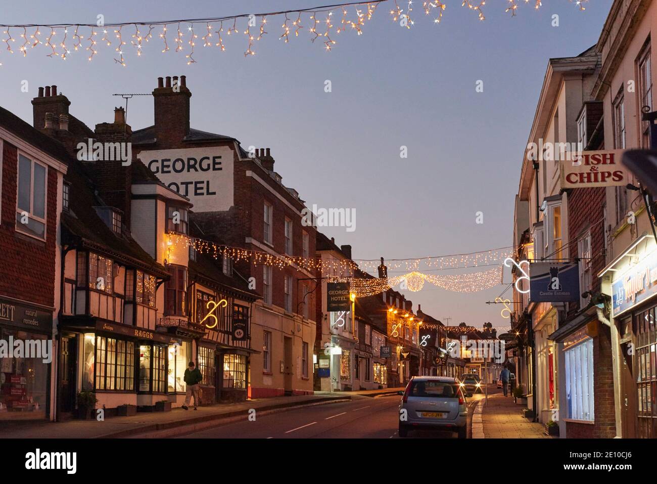 Battle Town Center, East Sussex, Südengland, am Heiligabend, mit Weihnachtsbeleuchtung Stockfoto