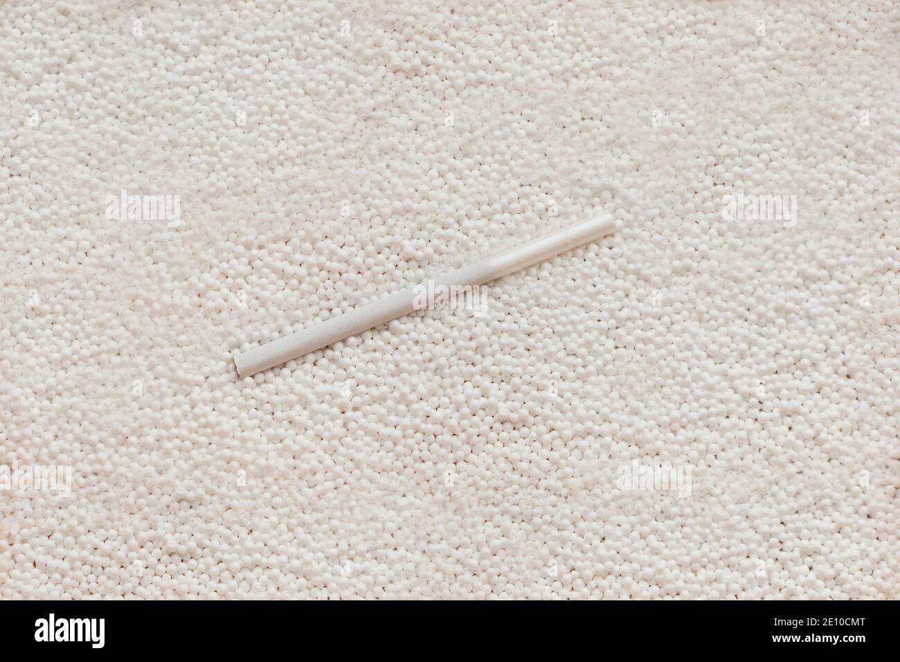 Weiße Zigarette mit Filter auf weißen Blasen - Zigarette mit Weißer Hintergrund Stockfoto