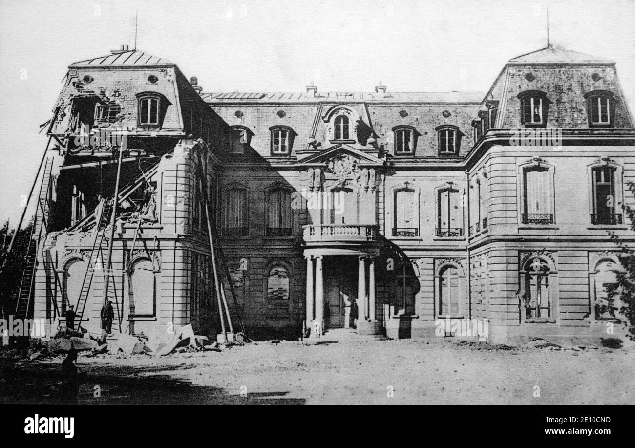 Eine historische Ansicht der Château du Marquis de Polignac durch deutsche Artillerie Beschuss in Reims, Marne beschädigt. Frankreich. Aus einer Postkarte c. 1914-1915. Stockfoto