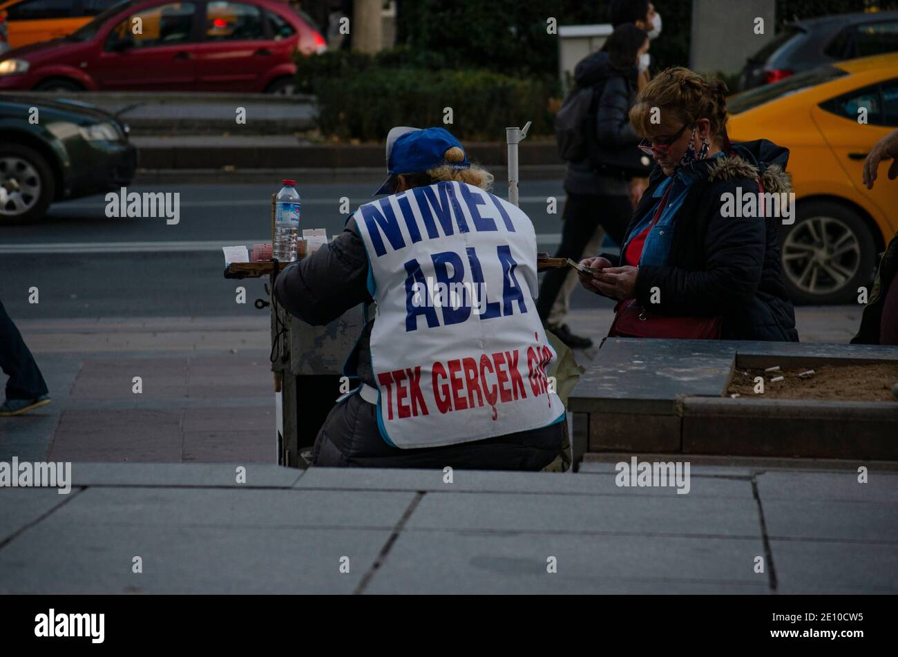 Nimet Abla, die Person, die die Neujahrslotterie-Tickets für die National Lottery auf der Straße verkauft Stockfoto