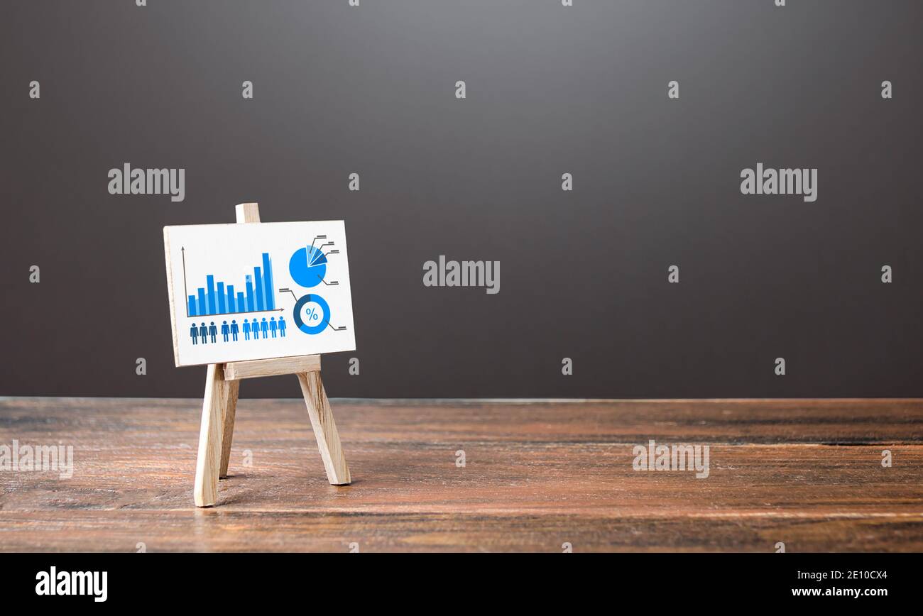 Staffelei mit Wachstum Infografiken Diagramm. Konzept von Erfolg, Wachstum und Leistungsverbesserung. Statistiken und Geschäftsanalysen. Einkommensstatus Stockfoto