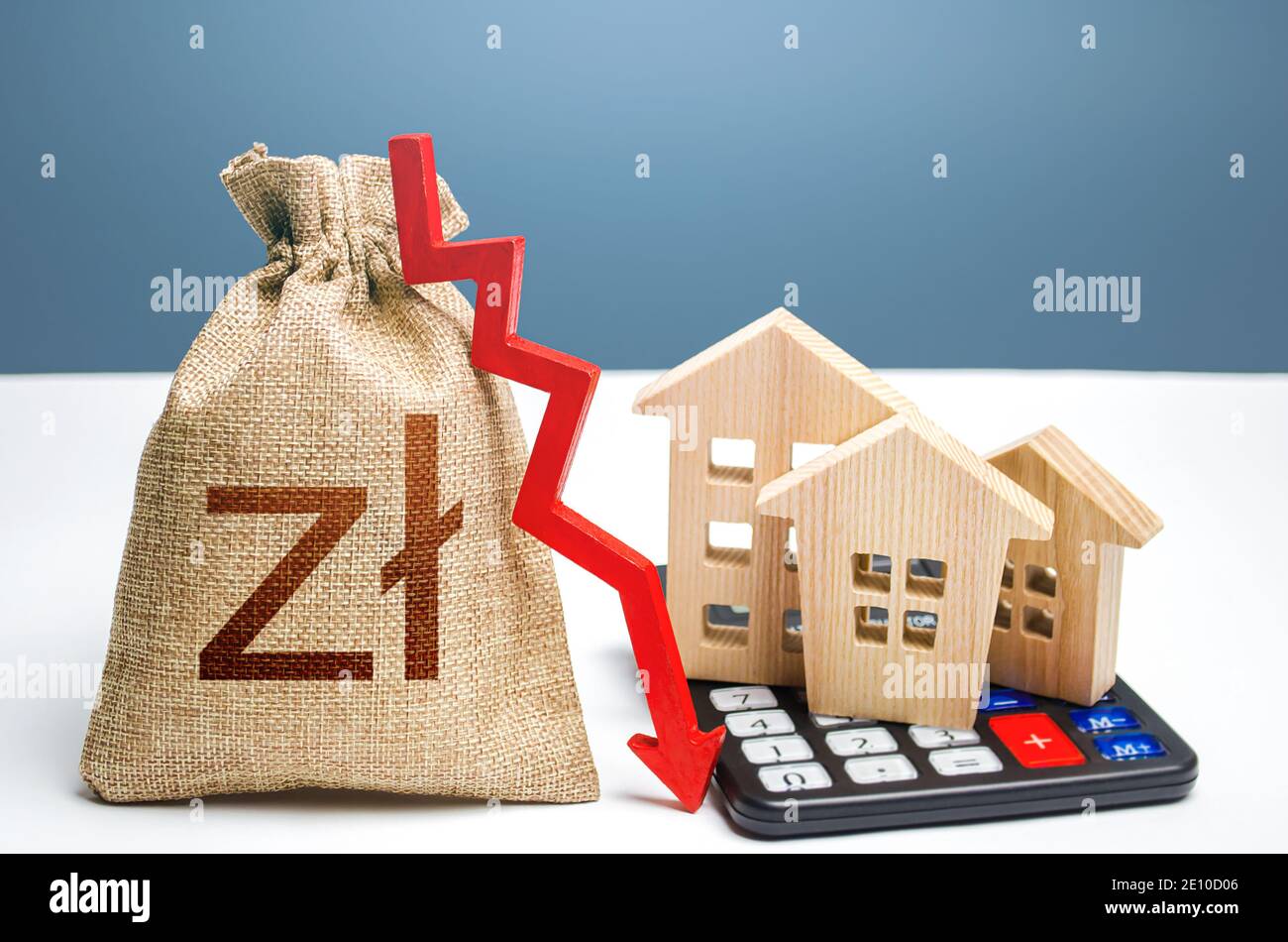 Polnischer Zloty Geldbeutel mit Pfeil nach unten und Häuser auf Rechner. Ressourcen sparen und Kosten sparen, Energieeffizienz steigern. Fallen Stockfoto