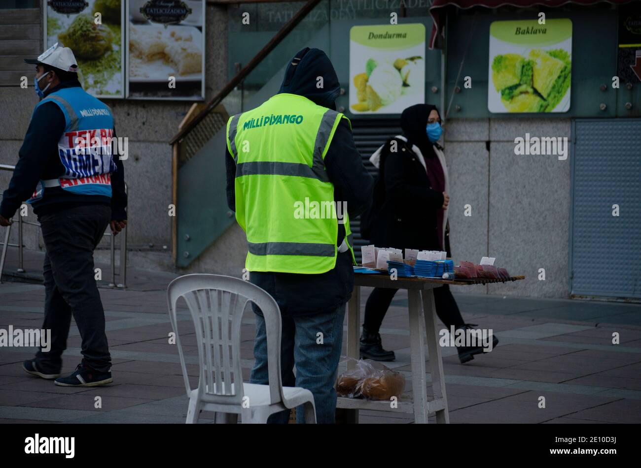 Nimet Abla, die Person, die die Neujahrslotterie-Tickets für die National Lottery auf der Straße verkauft Stockfoto