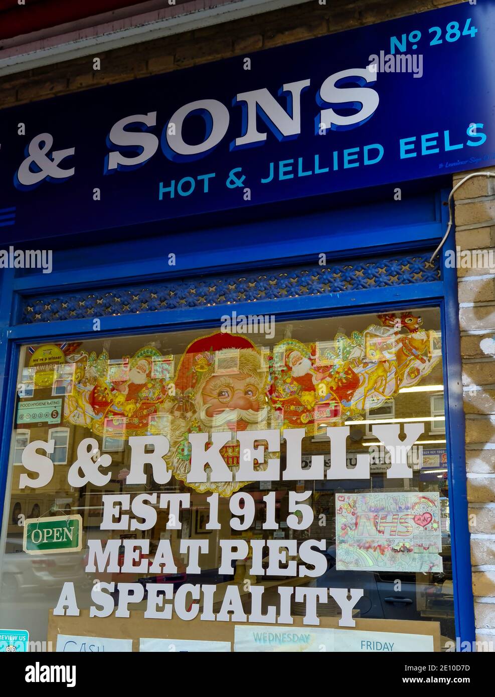 Ein Pie and Mash, Gelied Aels Restaurant im East End von London. Eine lokale Spezialität. Stockfoto
