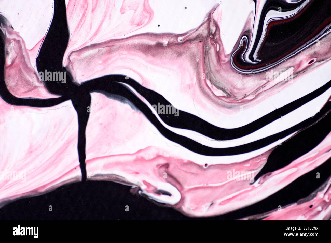 Marmoriertes Acrylfarbenmuster in den Farben rot, schwarz, weiß und pink Stockfoto