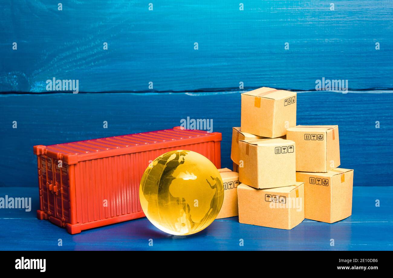 Planet Erde Globus in der Nähe eines Frachtcontainers und Boxen. Welthandel mit Waren. Wirtschaftliche Bindungen. Produktionsketten und Produktverteilung. Frachtversand Stockfoto