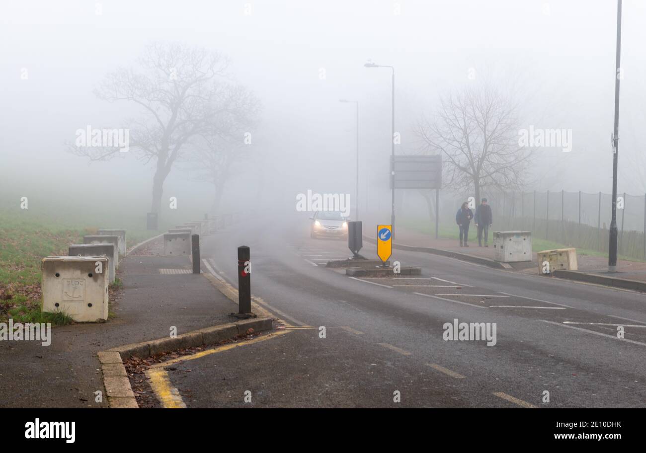 Ein nebliger eisiger Wintermorgen, der gefährliche Fahrbedingungen macht. Stockfoto