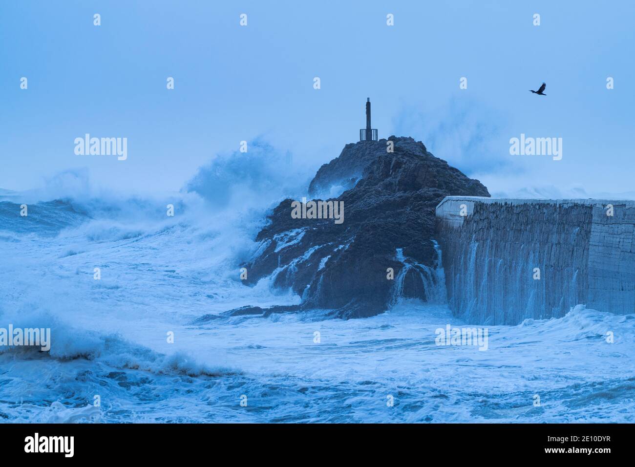 Sie fliegen über das Leuchtturmgebiet der Boje von La Barra de San Vicente de la Barquera, an der Mündung des Hafens. Naturpark Oyambre, Cantabr Stockfoto