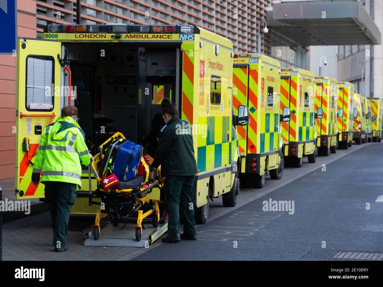 London, Großbritannien. Januar 2020. Medizinische Geräte werden in einen Krankenwagen verladen. Krankenwagen parkten vor dem Royal London Hospital in Whitechapel. Der NHS steht unter starkem Druck, da die Pandemie täglich eine Rekordzahl positiver Fälle von Covid-19 erreicht. Kredit: Mark Thomas/Alamy Live Nachrichten Stockfoto