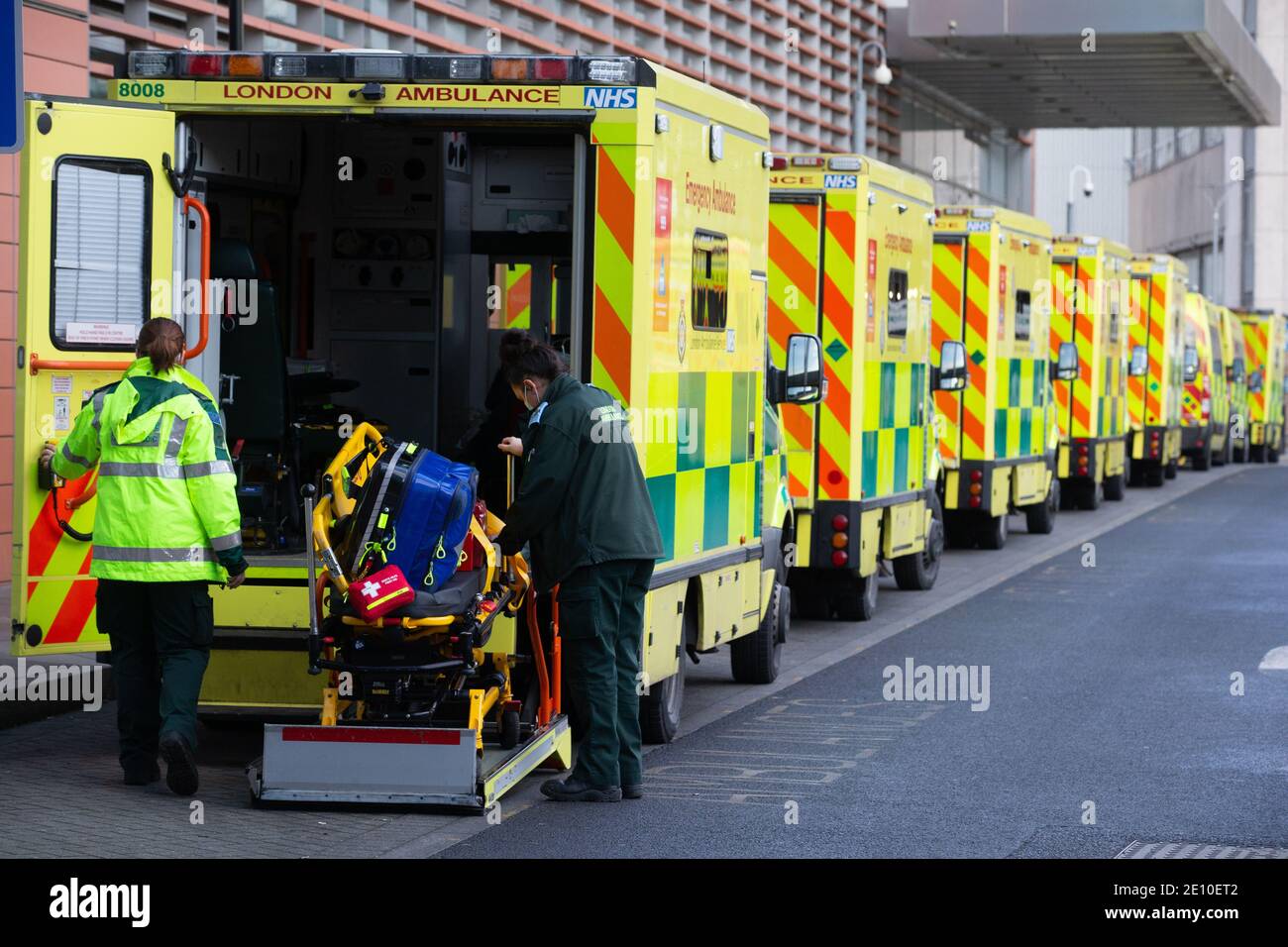 London, Großbritannien. Januar 2020. Medizinische Geräte werden in einen Krankenwagen verladen. Krankenwagen parkten vor dem Royal London Hospital in Whitechapel. Der NHS steht unter starkem Druck, da die Pandemie täglich eine Rekordzahl positiver Fälle von Covid-19 erreicht. Kredit: Mark Thomas/Alamy Live Nachrichten Stockfoto
