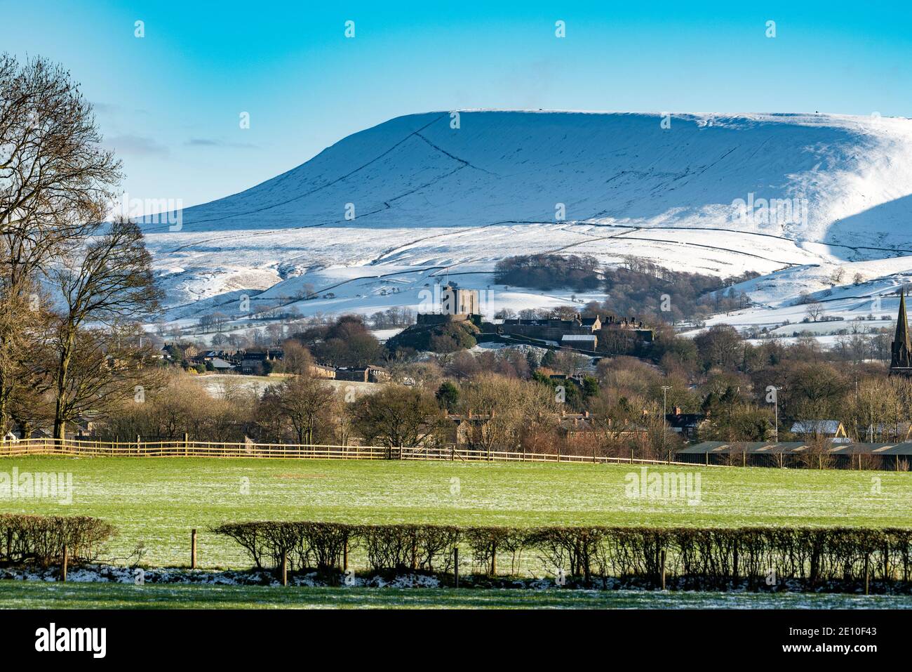 Clitheroe, Lancashire, Großbritannien. Januar 2021. Schnee auf Pendle Hill, Clitheroe, Lancashire. Kredit: John Eveson/Alamy Live Nachrichten Stockfoto