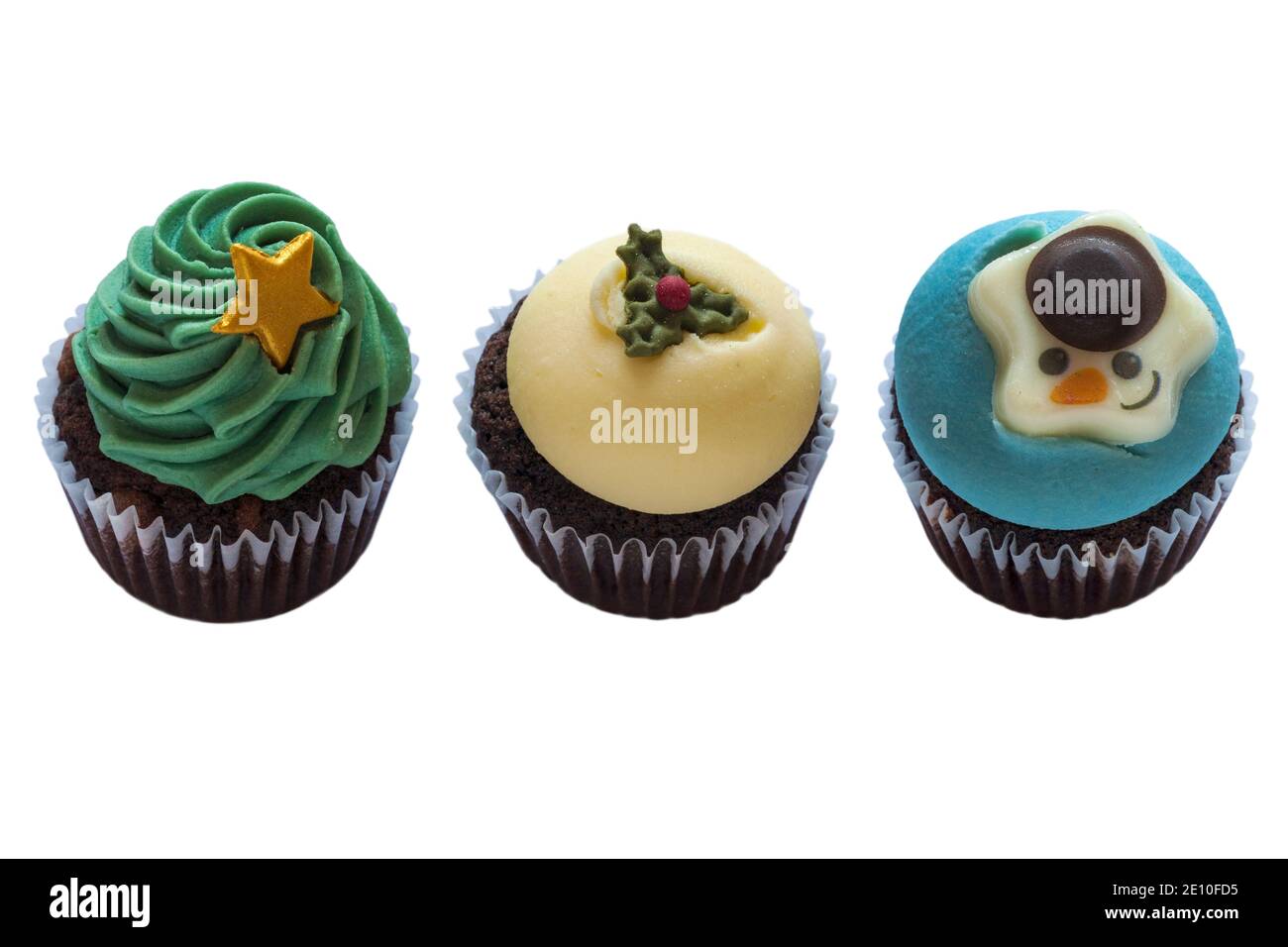 Weihnachtsbaum, Schneemann & Christmas Pudding Cupcakes Cup Cakes in einer Reihe, in einer Linie, M&S Mini festliche Cupcakes isoliert auf weißem Hintergrund Stockfoto