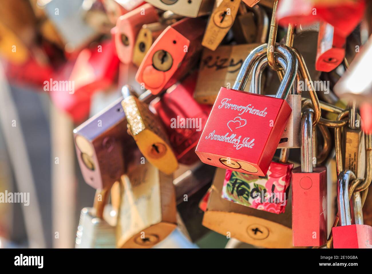 Valentinstag Grüße mit Locken der Liebe in vielen Farben auf einem Brückengeländer in Frankfurt. Rot, Gold und mehrfarbige Schlösser mit Schriftzug auf einem sonnigen d Stockfoto