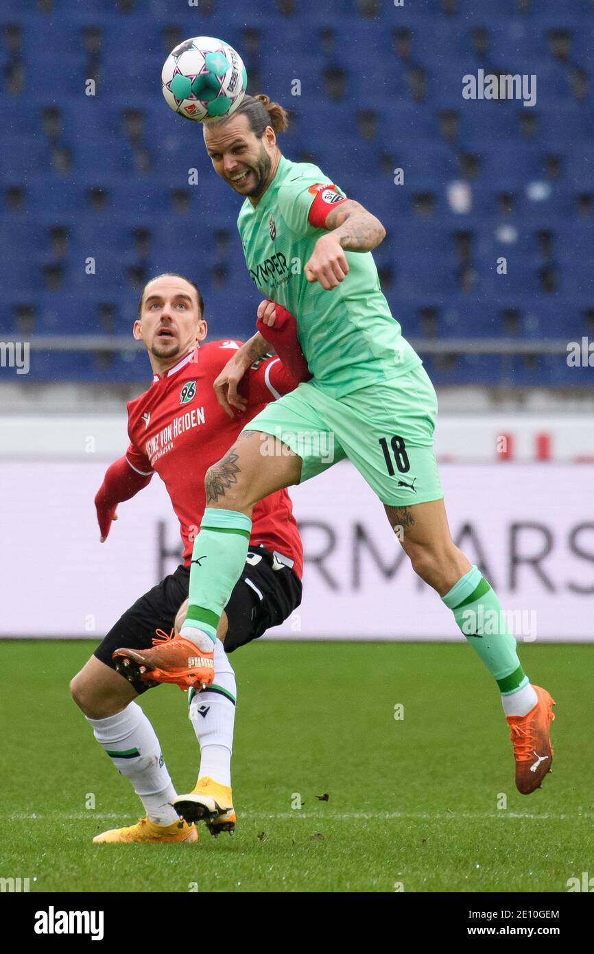 Hannover, Deutschland. Januar 2021. Fußball: 2. Bundesliga, Hannover 96 - SV Sandhausen, Matchday 14 in der HDI Arena. Sandhausens Dennis Diekmeier (r) spielt gegen Hannovers Valmir Sulejmani. Quelle: Swen Pförtner/dpa - WICHTIGER HINWEIS: Gemäß den Bestimmungen der DFL Deutsche Fußball Liga und/oder des DFB Deutscher Fußball-Bund ist es untersagt, im Stadion und/oder des Spiels aufgenommene Fotos in Form von Sequenzbildern und/oder videoähnlichen Fotoserien zu verwenden oder zu verwenden./dpa/Alamy Live News Stockfoto