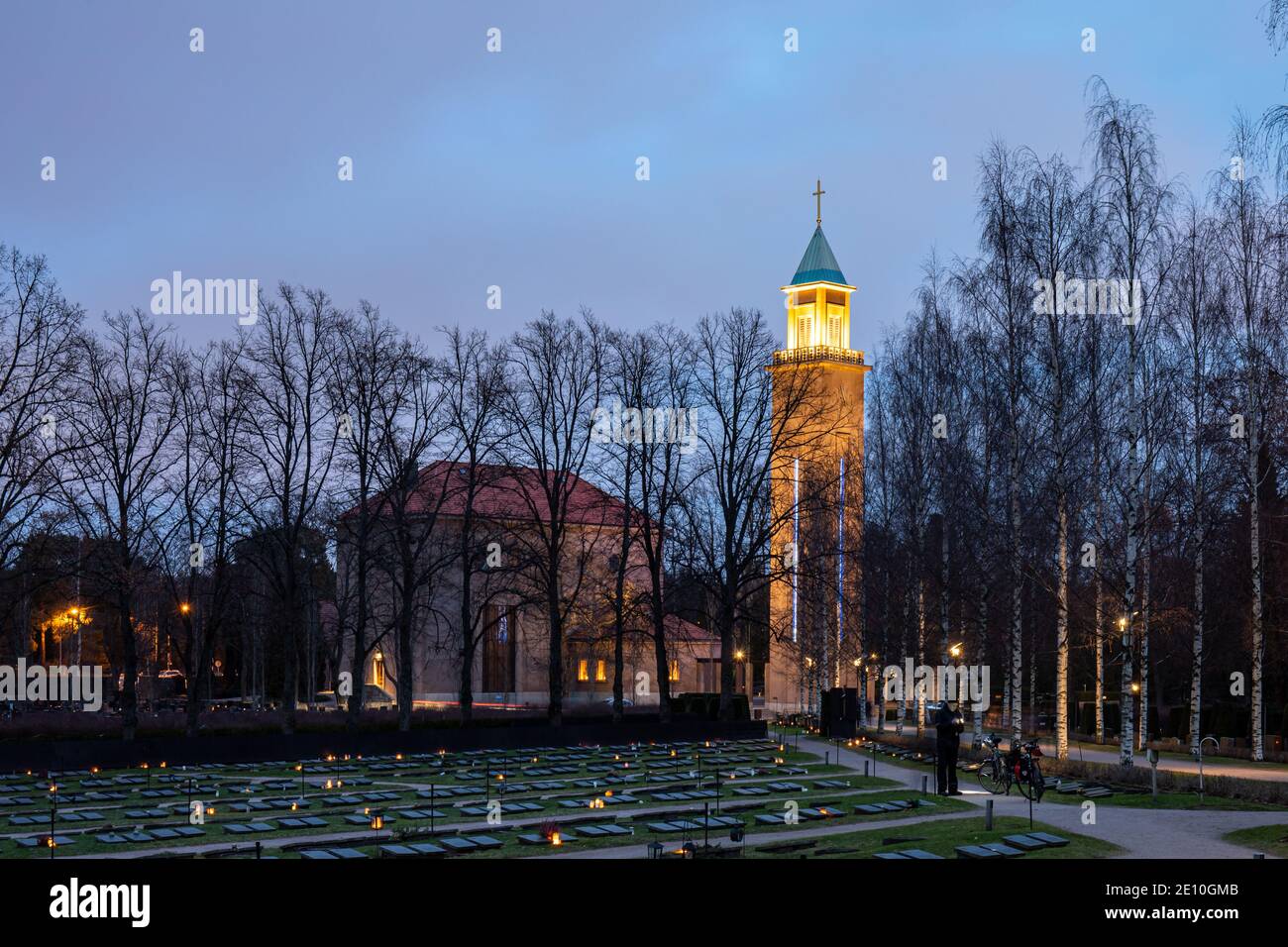 Beleuchtete Kirchturm der Hietaniemi Friedhofskapelle nach Einbruch der Dunkelheit in Helsinki, Finnland Stockfoto