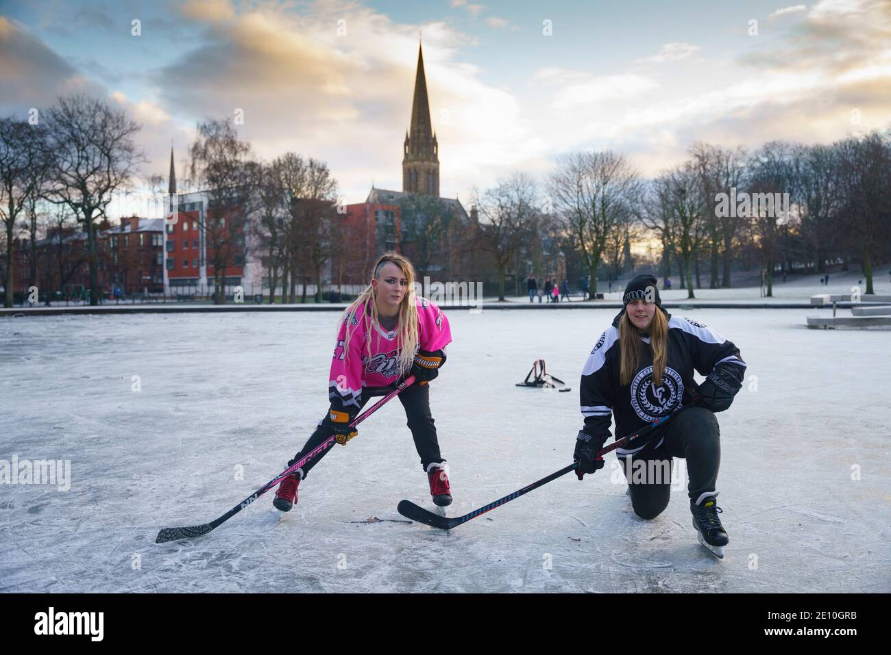Glasgow, Schottland, Großbritannien. Januar 2021. Begeisterte Amateur-Eishockeyspieler und ein paar Eiskunstläufer nutzten heute Morgen die eisigen Temperaturen und einen seltenen gefrorenen Teich im Queens Park in Glasgow. Iain Masterton/Alamy Live News Stockfoto