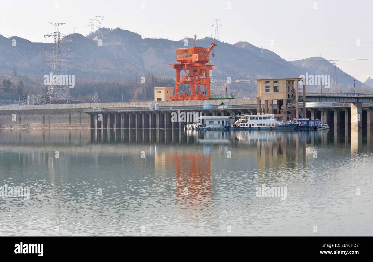 Linxia. Januar 2021. Das Foto vom 3. Januar 2021 zeigt einen Blick auf den Liujiaxia Stausee im Landkreis Yongjing, Autonome Präfektur Linxia Hui, nordwestlich der Provinz Gansu in China. In Bereitschaft für mögliche Eisstau-Überschwemmungen, Liujiaxia Reservoir, ein großer Stausee am oberen Ufer des Gelben Flusses, vor kurzem geschnitten seinen Wasserabfluss, wie von den Hochwasserschutzbehörden gefordert. Quelle: Shi Youdong/Xinhua/Alamy Live News Stockfoto