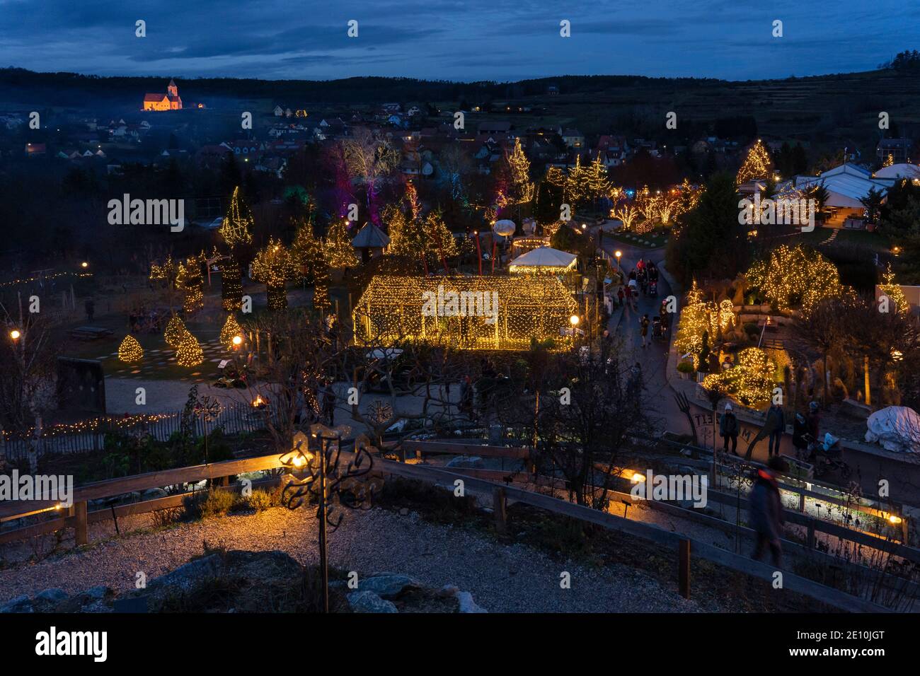 Ein Luftbild auf die Tausenden von Weihnachtslichtern im Dezember Advent in Kittenberger Erlebnisgärten, einem beliebten Touristenziel in Österreich Stockfoto