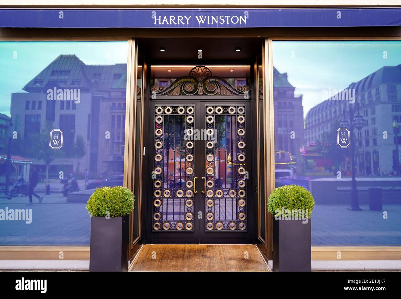 Vorderansicht des Harry Winston Stores in der Düsseldorfer Innenstadt. Harry Winston ist eine Schmuck- und Luxusuhren-Marke, die 1932 in New York gegründet wurde. Stockfoto