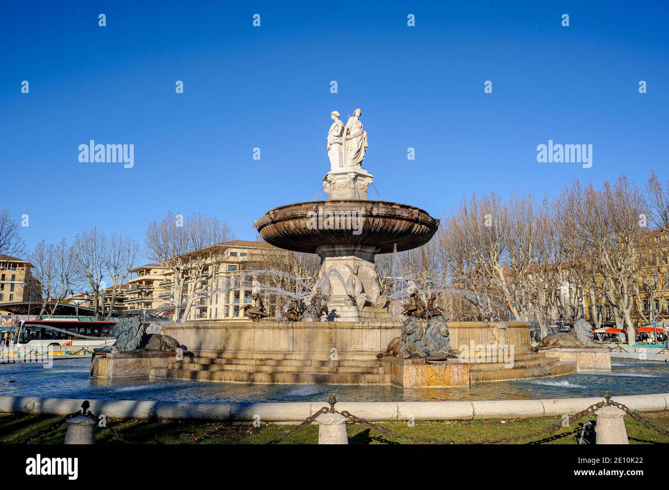 Aix en Provence, Frankreich. Der Brunnen der Rotunde in der Morgensonne. Schöner sonniger Tag. Der weiße Marmor der Statuen ragt am Himmel hervor. Stockfoto