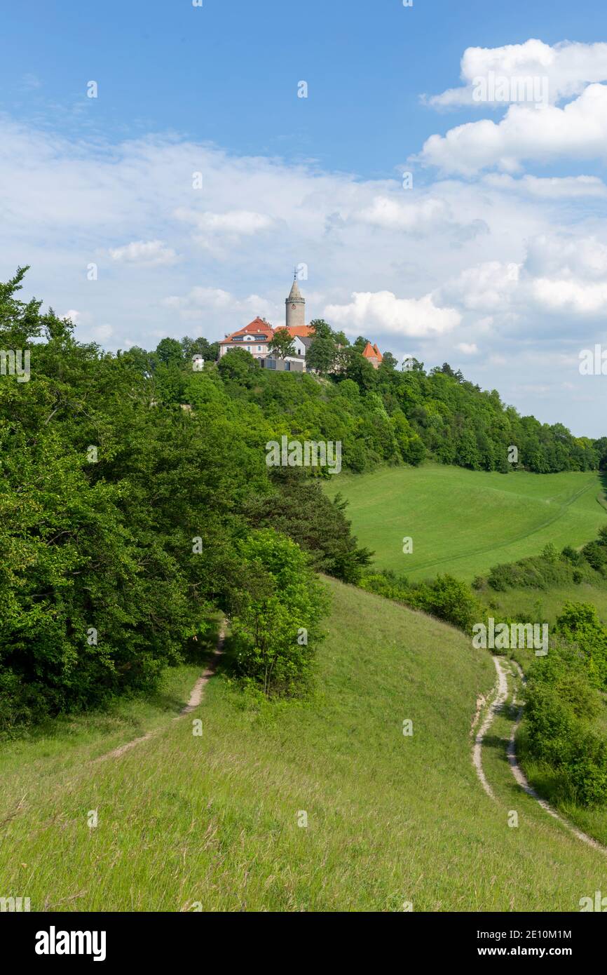 Leuchtenburg Bei Kahla Mit Blauem Himmel Und Kleinen Weißen Wolken, Saale-Holzland, Kreis, Thüringen, Deutschland Stockfoto