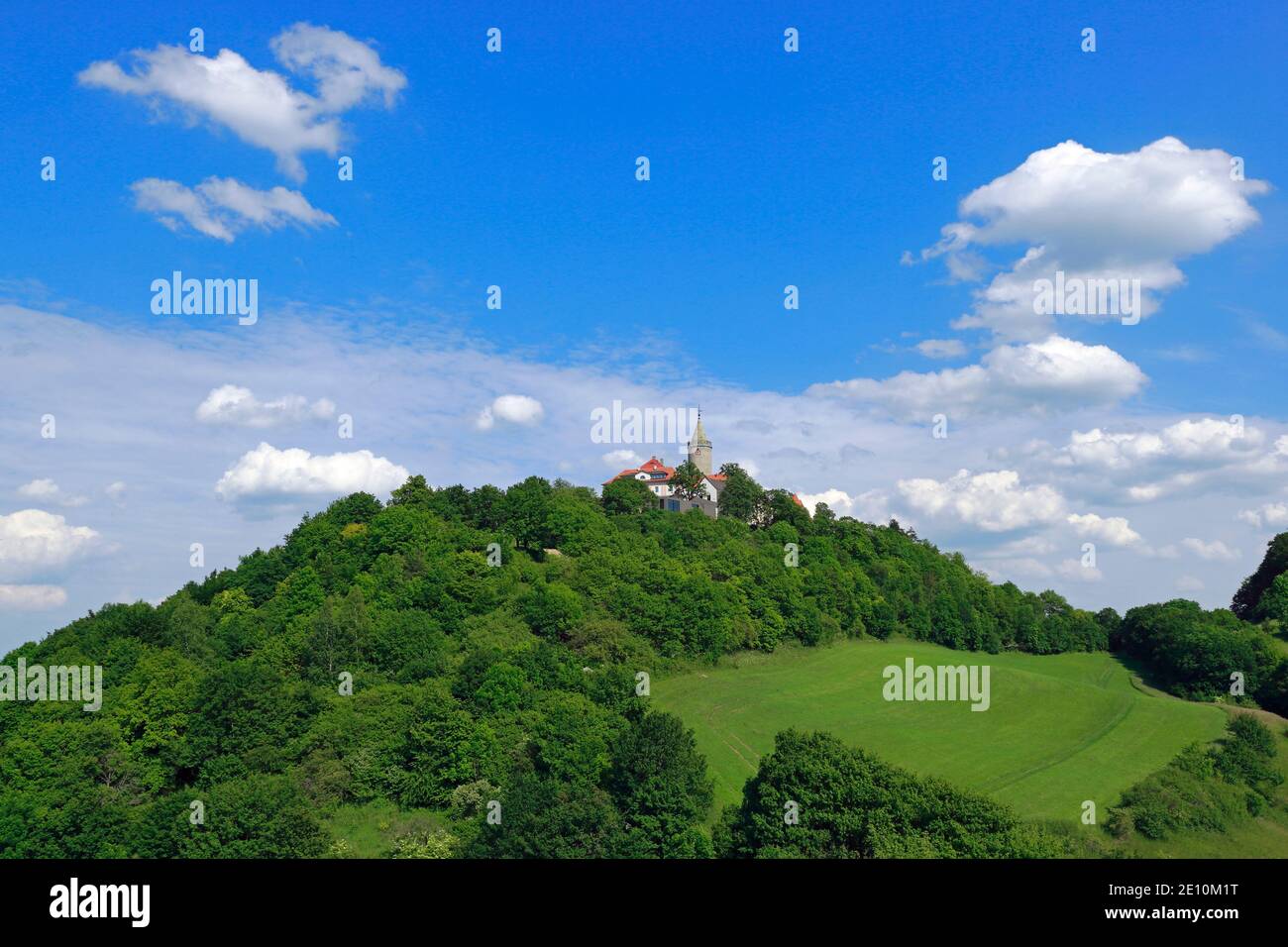 Leuchtenburg Bei Kahla Mit Blauem Himmel Und Kleinen Weißen Wolken, Saale-Holzland, Kreis, Thüringen, Deutschland Stockfoto