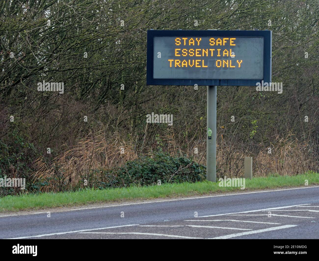 Schild mit Stay Safe Essential Travel Only Message, am Rande der A142, Cambridgeshire, England Stockfoto