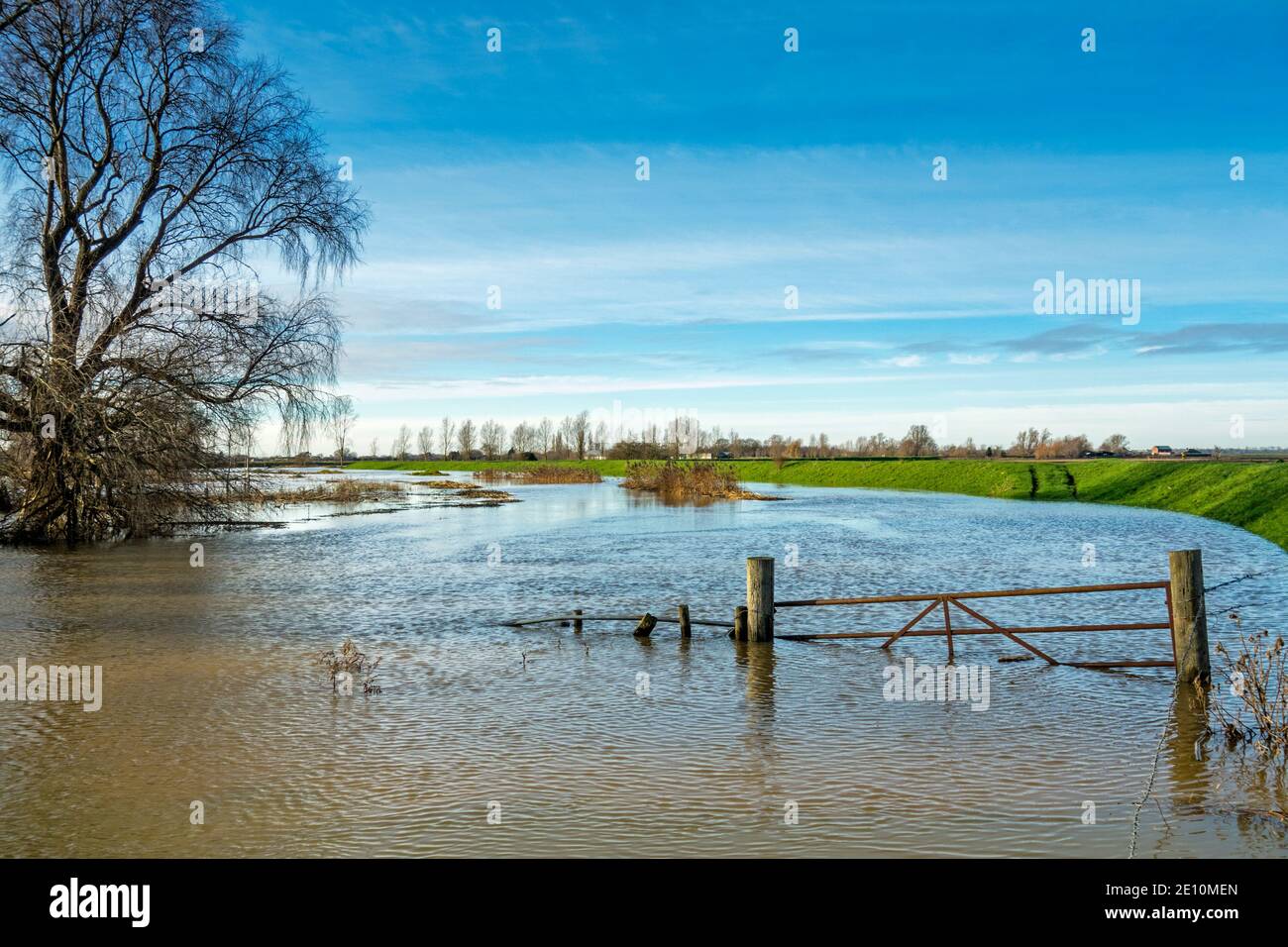 Warnschild mit Sutton Gault überflutete Nachricht in Sutton, Cambridgeshire, England, UK Stockfoto