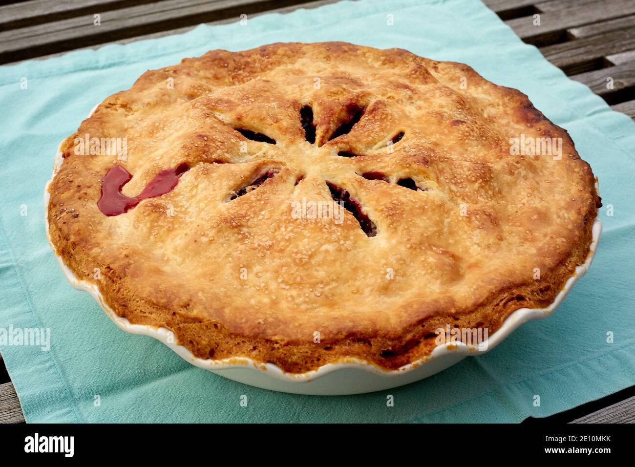 Frisch gebackene Berry Pie mit Top Crust auf Lattenholztisch, Seitenansicht Stockfoto