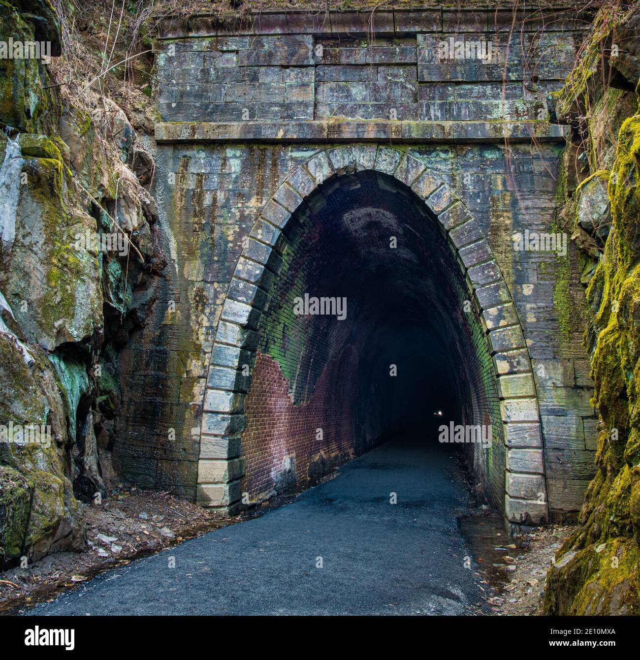 Westend des historischen Blue Ridge Tunnels in Afton, Virginia, wird heute von Wanderern und Bikern genutzt. Stockfoto