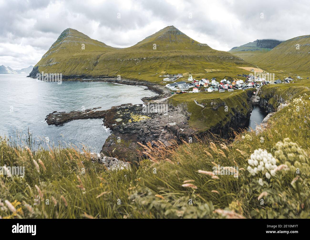 Färöer Inseln Dorf Gjogv oder Gjov auf Dänisch. Meeresschlucht an der nordöstlichen Spitze der Insel Eysturoy, auf den Färöern. Stockfoto
