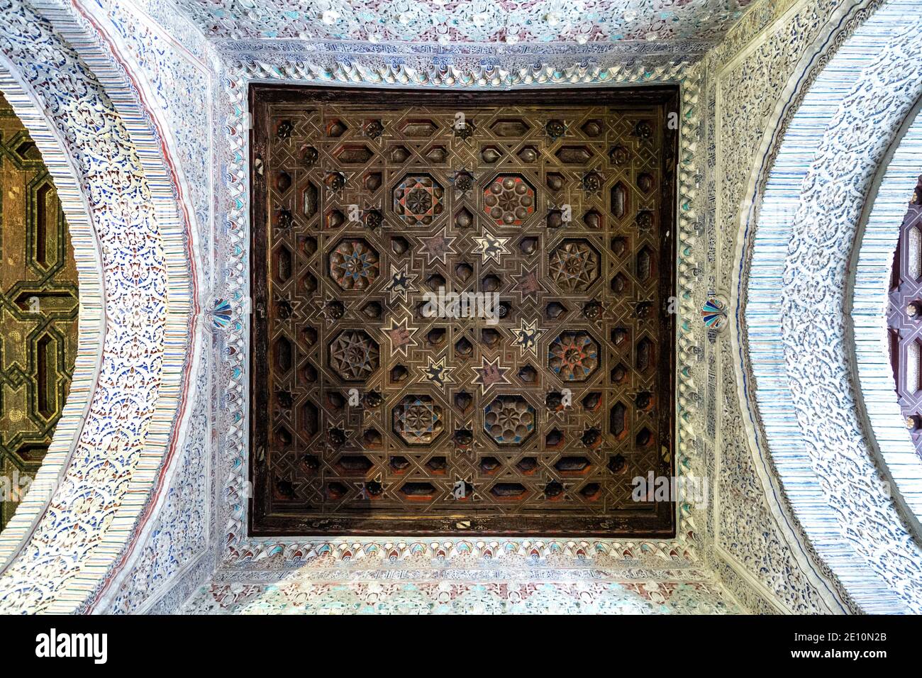 Verzierte Decke im maurischen Mudejar-Stil in der Eingangshalle des Königlichen Alcázar von Sevilla, Andalusien, Spanien Stockfoto