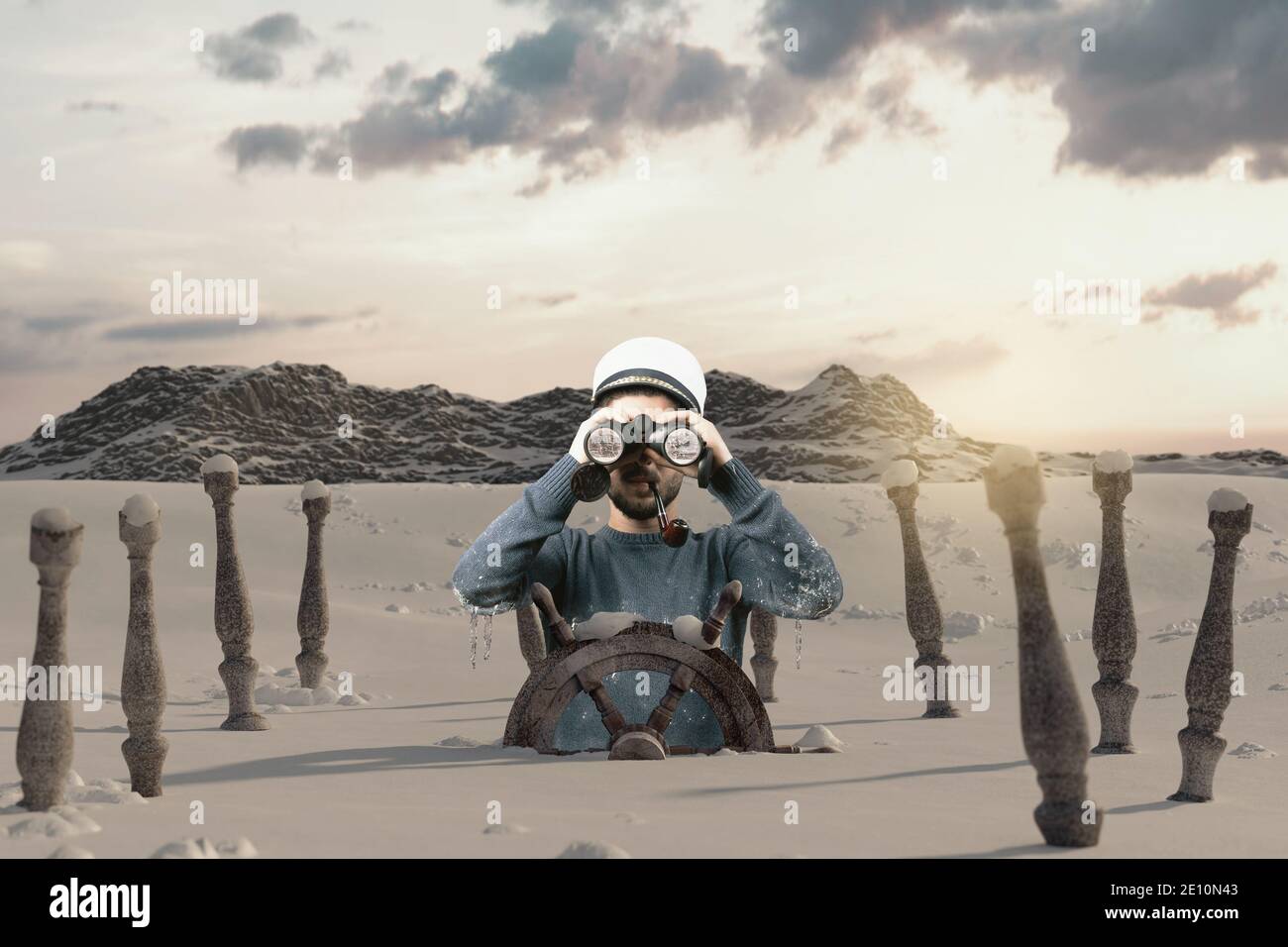 Schiffbrüchige Steuermann beobachten mit Fernglas den Berg und stecken in Schnee Stockfoto