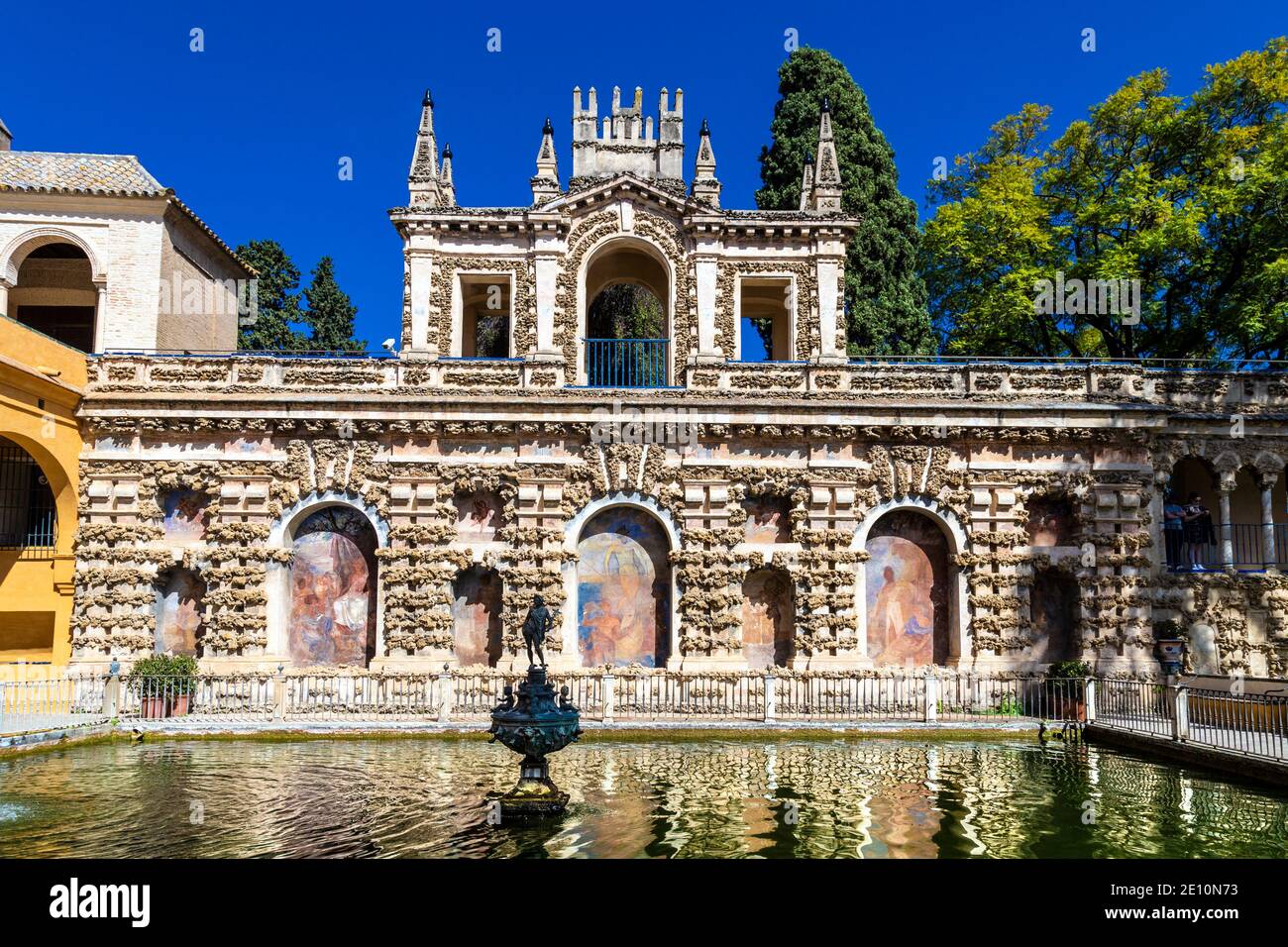 Merkur-Teich-Brunnen und Außenansicht von Galería del Grutesco (Grotto-Galerie), Königlicher Alcázar von Sevilla, Spanien Stockfoto