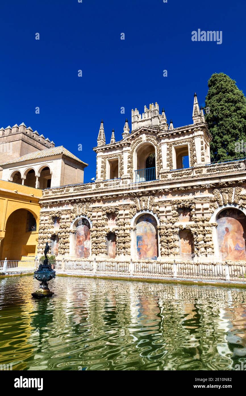 Merkur-Teich-Brunnen und Außenansicht von Galería del Grutesco (Grotto-Galerie), Königlicher Alcázar von Sevilla, Spanien Stockfoto